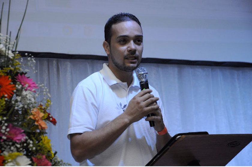 Mauro, presidente do projeto Luz & Vida, fruto do ministério da APADD usando a palavra na abertura do seminário.